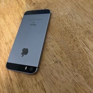 Apple iPhone SE Original 1st Gen - 16GB, Space Gray Unlocked Mint Condition